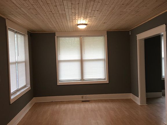 Entry/living room area