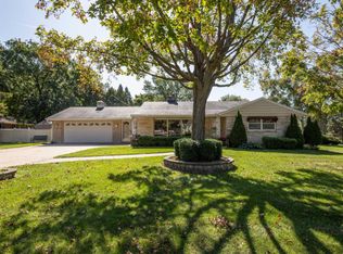 539 Rosedale Dr, Thiensville, WI 53092