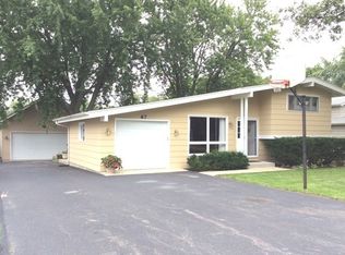 67 S Beck Rd, Lindenhurst, IL 60046