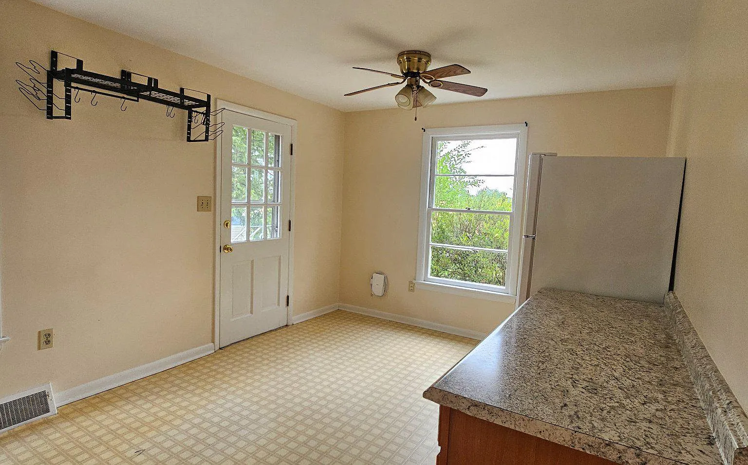 3 bed, 1.0 bath, 1350 sqft, $1,495 — Photo 4