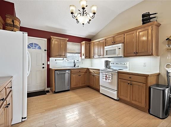 5th image of 12483 Charlotte St