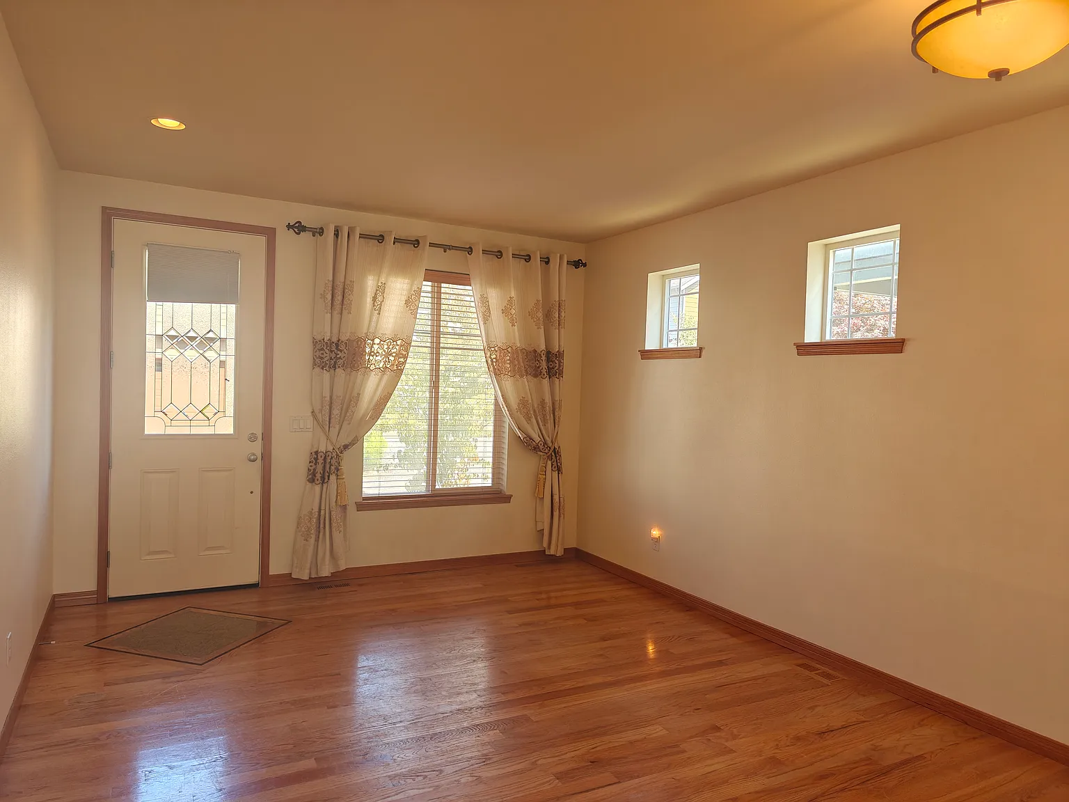 4 bed, 2.5 bath, 2199 sqft, $3,800 — Photo 2