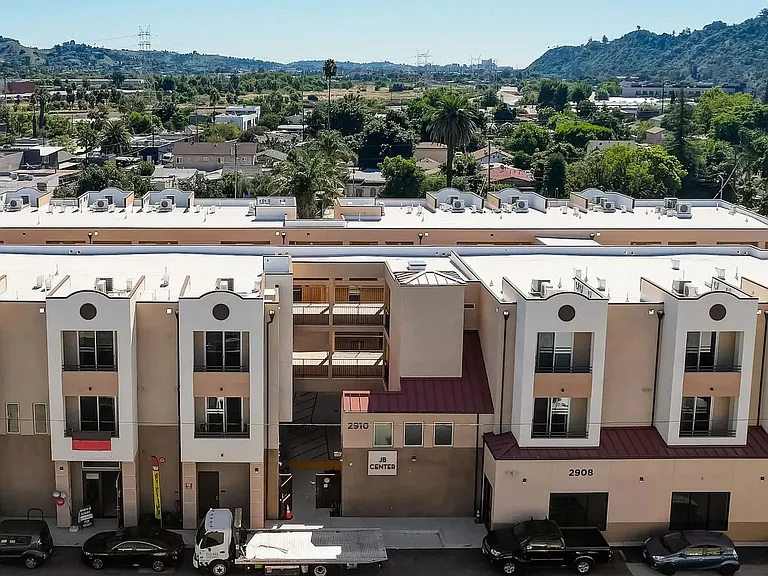 JB Center Apartments — Photo 33