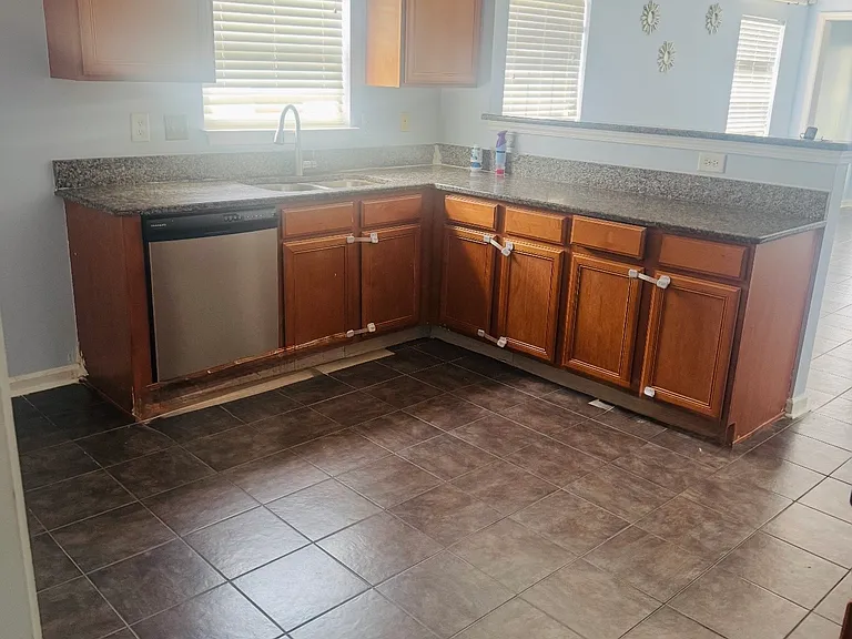 1100 Silvermoon Dr — Photo 14