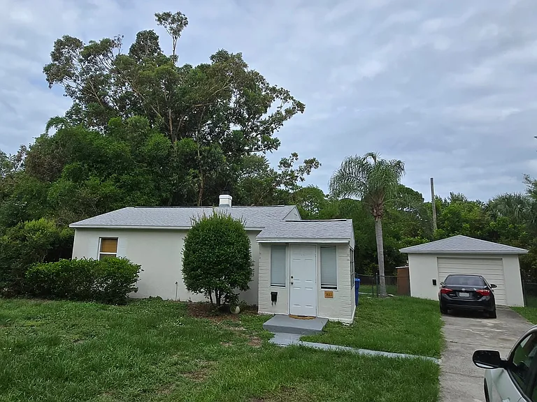 1611 Canterbury Rd N — Photo 1