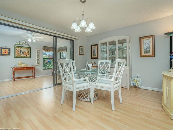 5th image of 358 Grove Cir