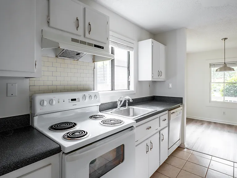 180 Howard St NE #B — Photo 9