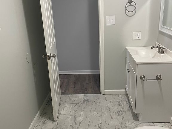 3rd image of 244 Beechurst Ave APT 5