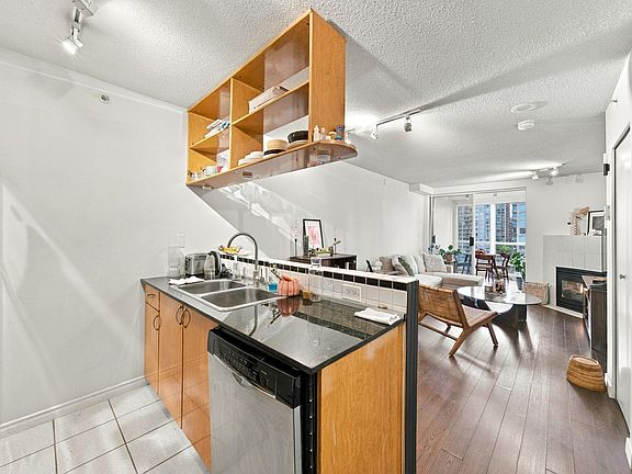 5th image of 939 Homer St #1803