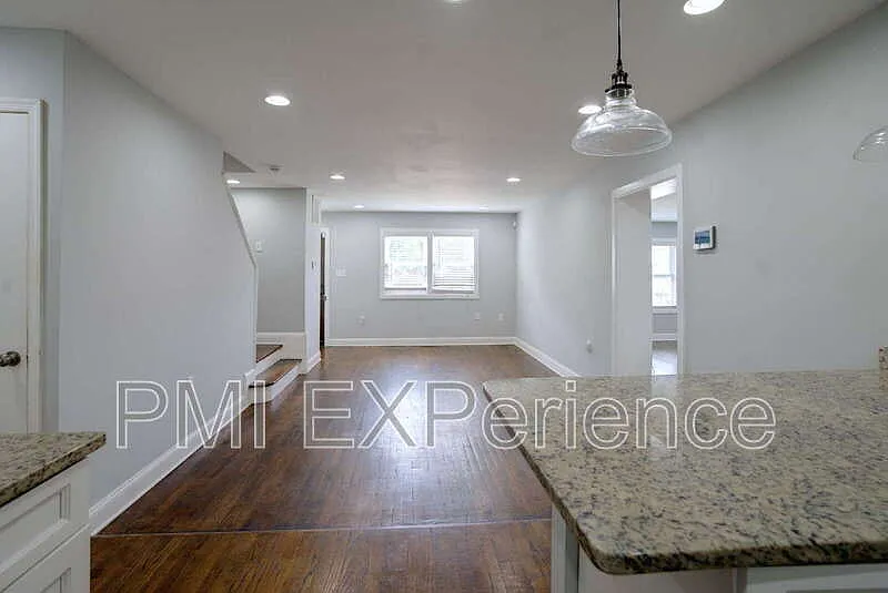 3 bed, 1.5 bath, 1617 sqft, $2,695 — Photo 4