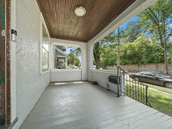 4th image of 2584 Orland Ave