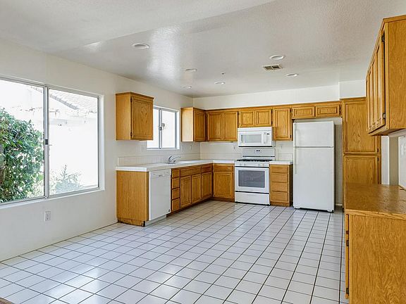 5th image of 9283 Hollister St