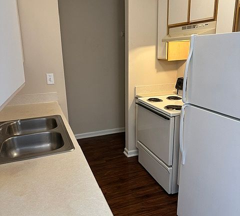 3rd image of 131 N Wheeless Dr #L