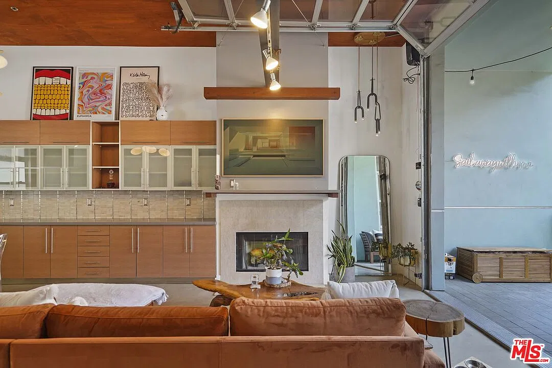 2 bed, 3.0 bath, 1210 sqft, $5,950 — Photo 2