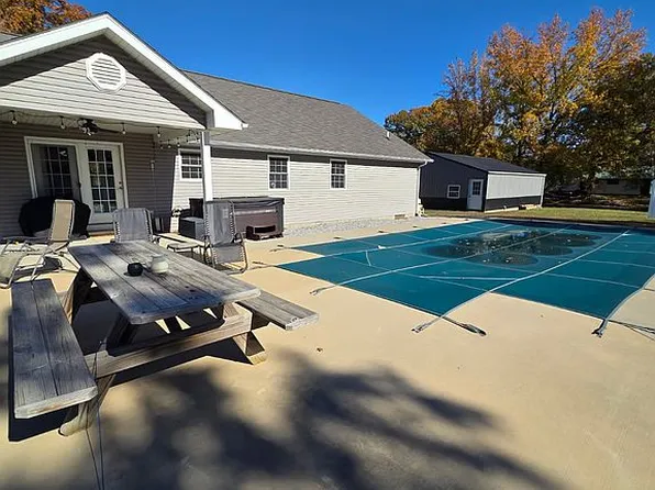 1144 W Webster St, Benton, IL 62812