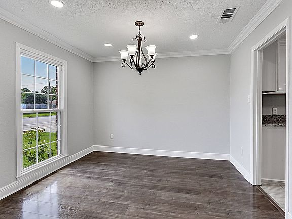 5th image of 2476 Woodmere Blvd