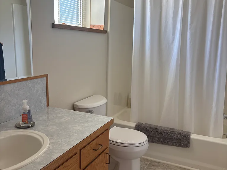 704 Gladstone St — Photo 16