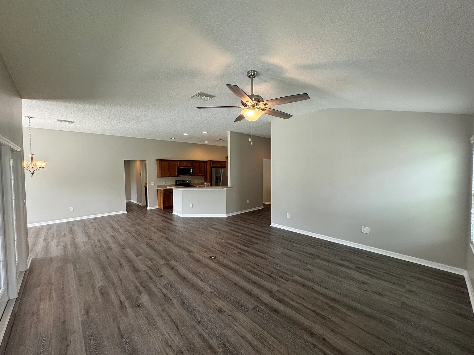 Beautiful 4 bed 2 bath 2 C/G in Oxford Oaks — Photo 3