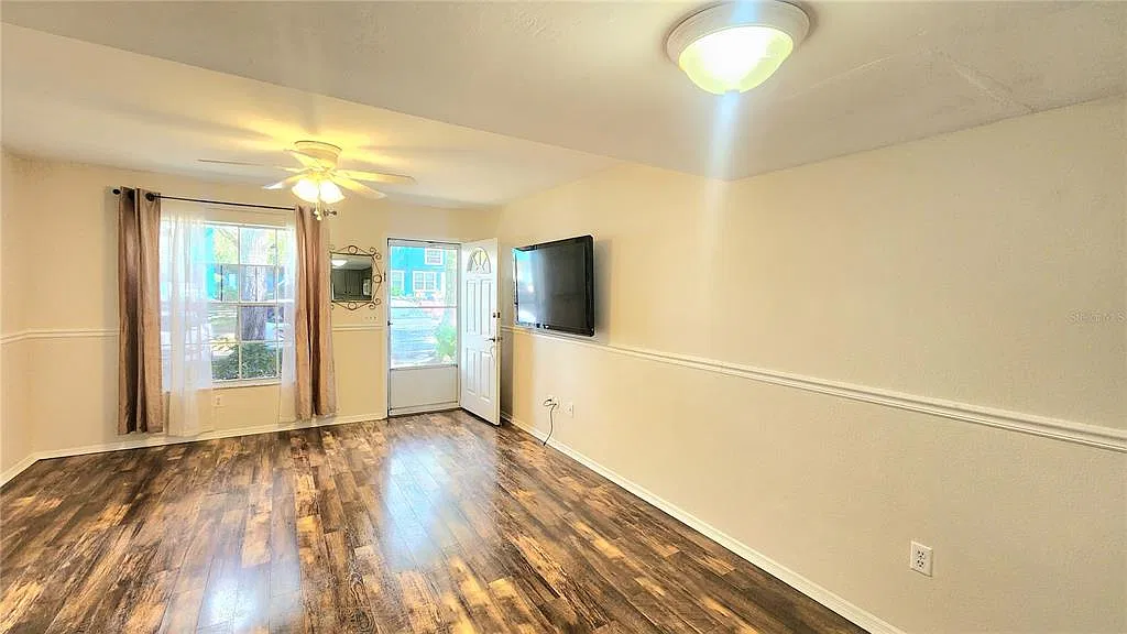 2 bed, 1.5 bath, 886 sqft, $1,600 — Photo 4