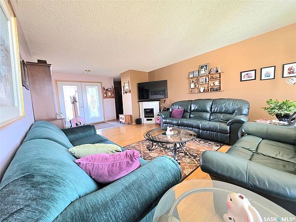 5th image of 101 Fraser Avenue