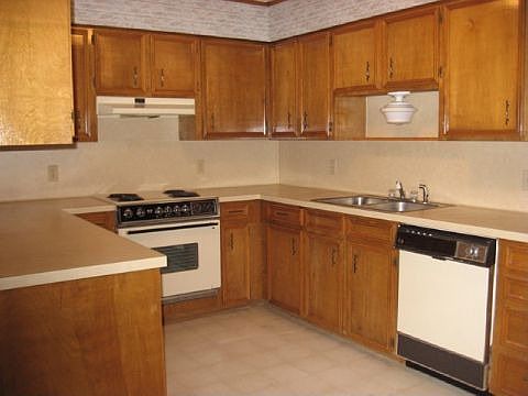 2nd image of 2211 Yosemite Dr