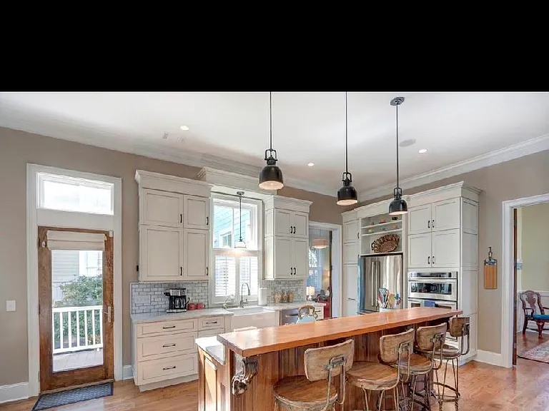 212 Houston St — Photo 16