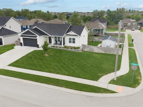 933 N Cottonwood Ct, Tonganoxie, KS 66086