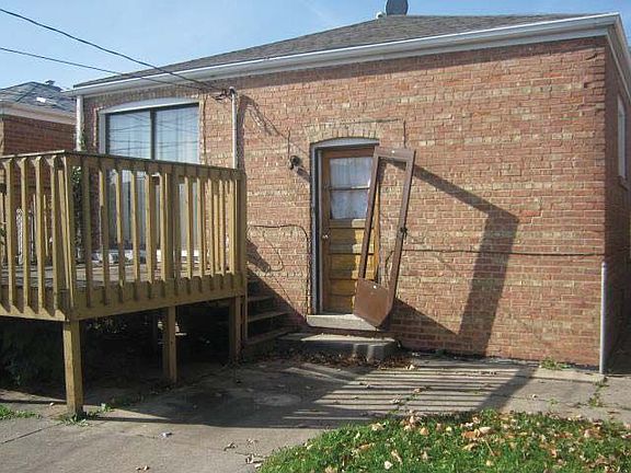3rd image of 7711 Nagle Ave