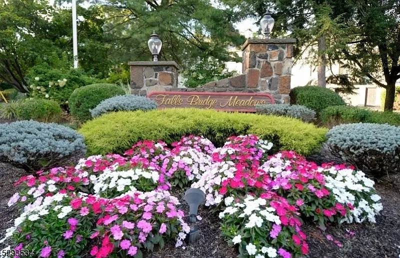 2 bed, 2.5 bath, 1432 sqft, $3,350 — Photo 2