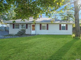 423 Provost Ave, Bellport, NY 11713