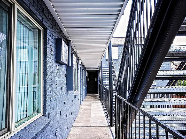 60 South — Photo 9