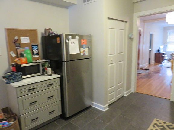 2nd image of 1082 N Marshfield Ave #2S