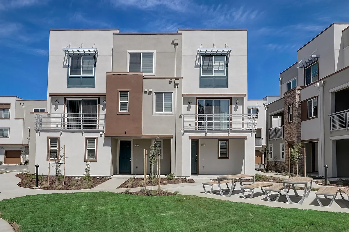 Building Photo - Estaire Luxury Townhomes