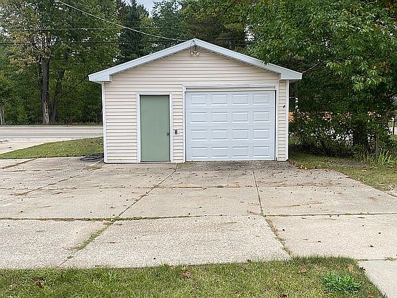 1 1/2 car garage