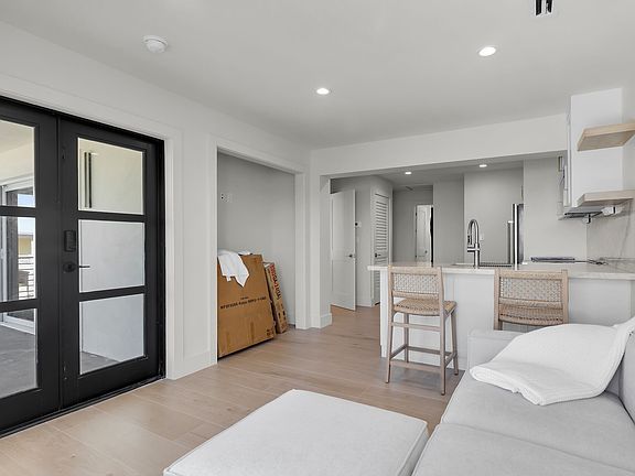 5th image of 29420 Enterprise Ave #B