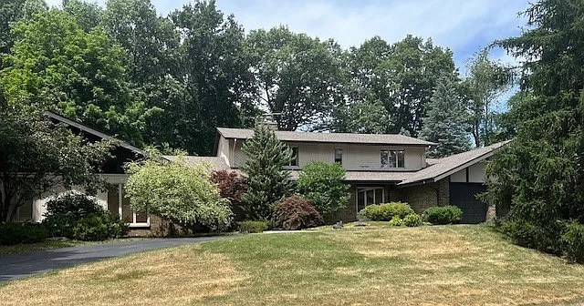 131 Thornhill Dr photo 1