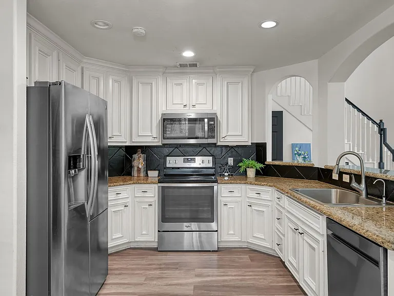 3215 Canterbury Ln — Photo 12
