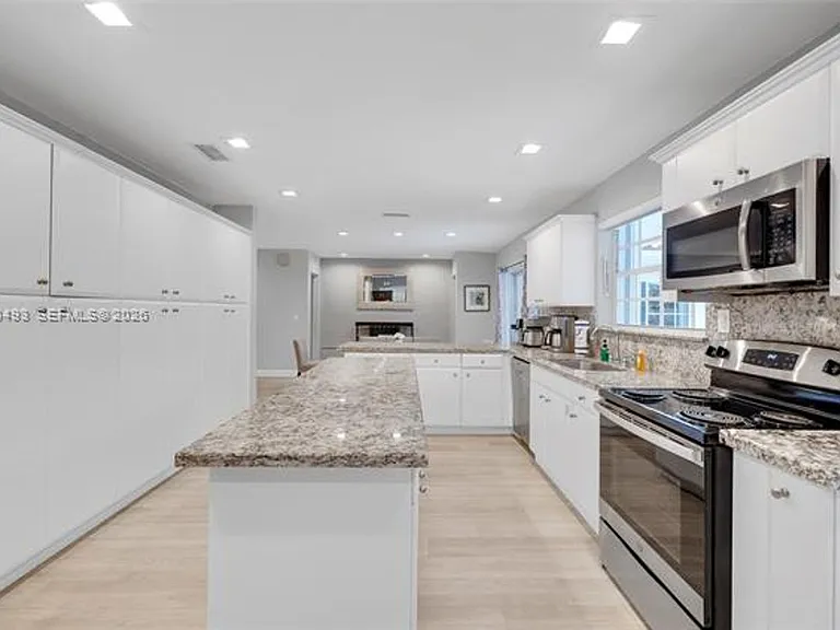 7711 Coquina Dr — Photo 9