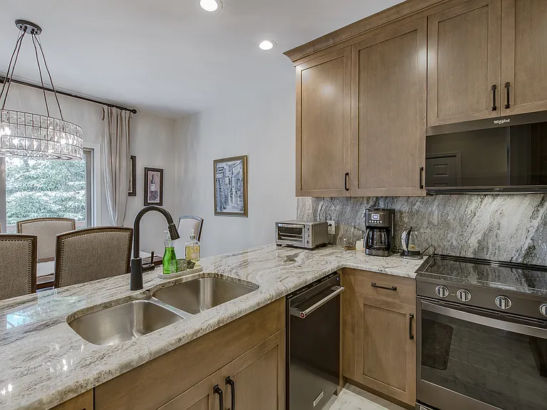 300 Stratford Ln #300 — Photo 52