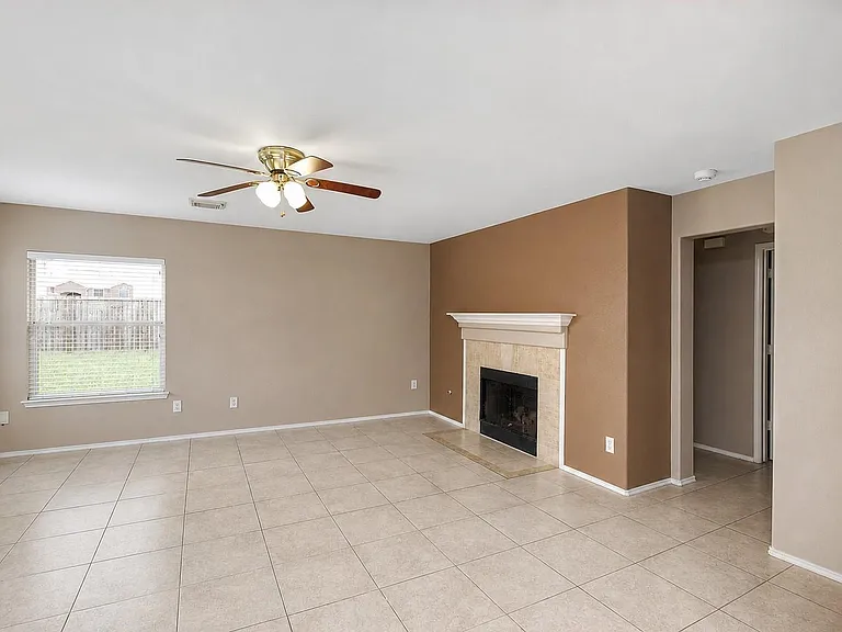 4711 Buescher Ct — Photo 6