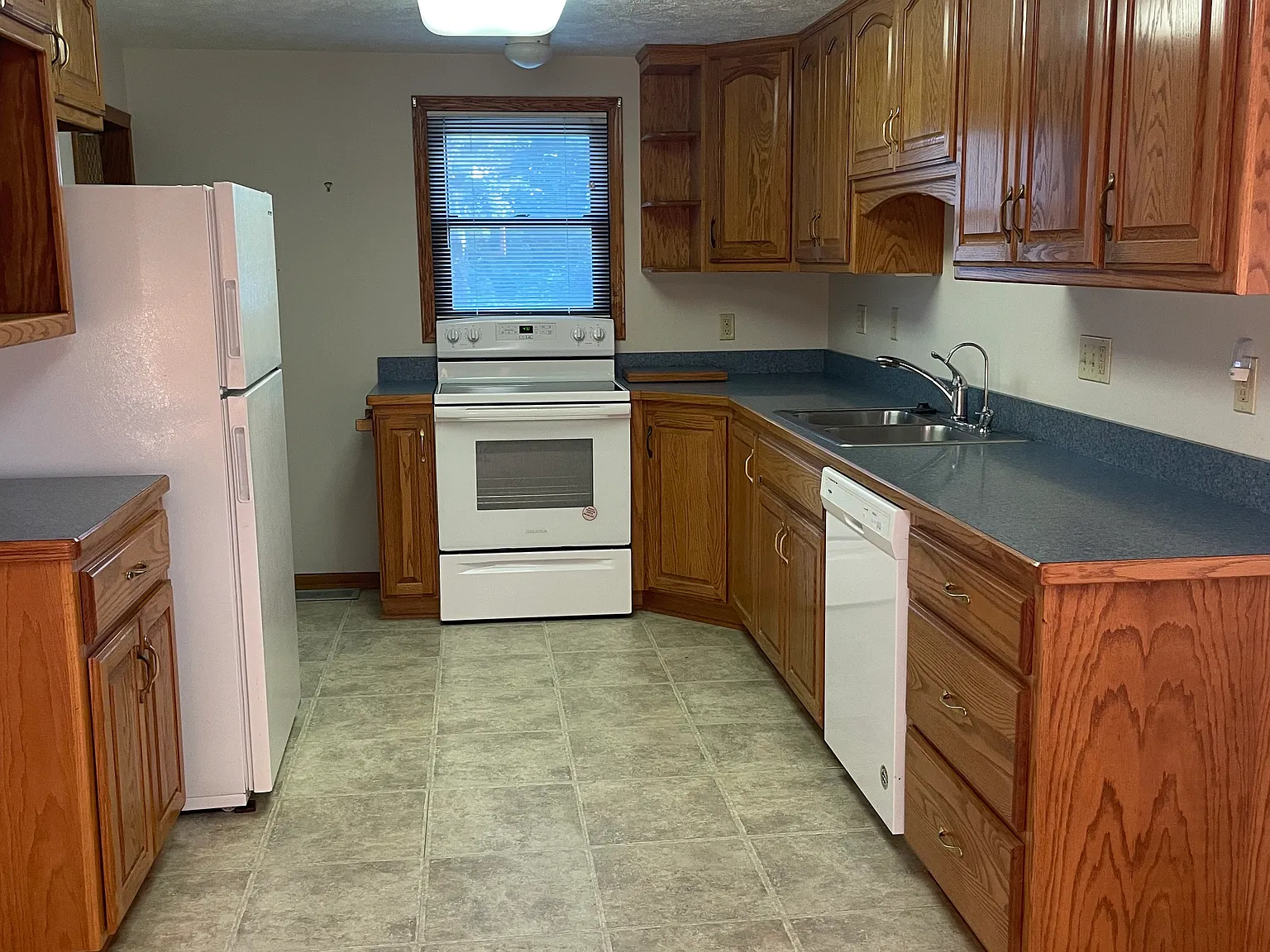 3 bed, 2580 sqft, $1,405 — Photo 4