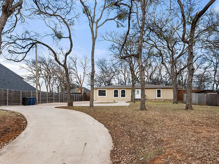 403 Norman Dr — Photo 2