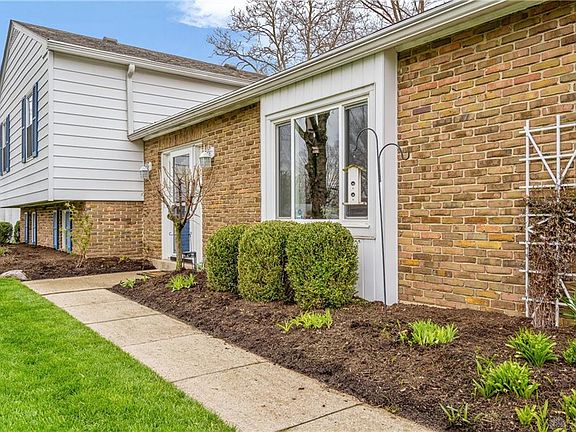 5th image of 341 Cotswold Dr