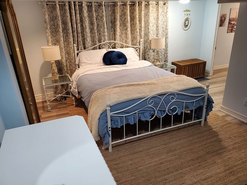 Spacious modern bedroom
Queen bed, new mattress
