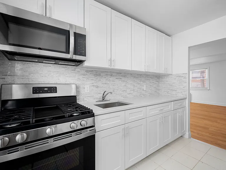 Crestwood Lake Apartments — Photo 66