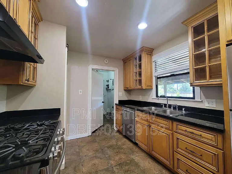 225 Madison St — Photo 6