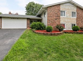 6005 Ross Dr, Woodridge, IL 60517