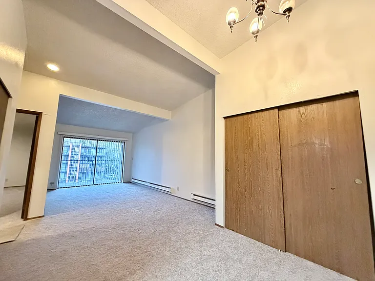 Maple Leaf Apartments — Photo 15