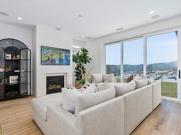 10 foot ceilings throughout home