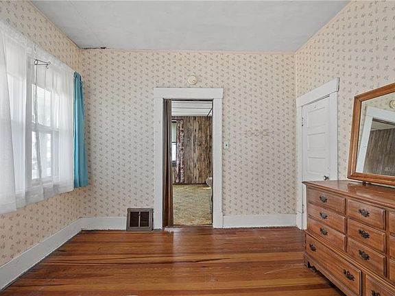 5th image of 224 W Hyde Park Ave